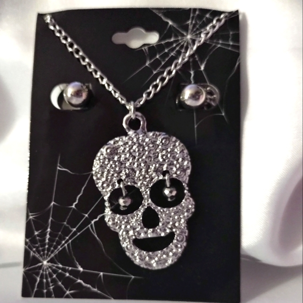 NWT SKULL textured Necklace post Earrings set Silvertone